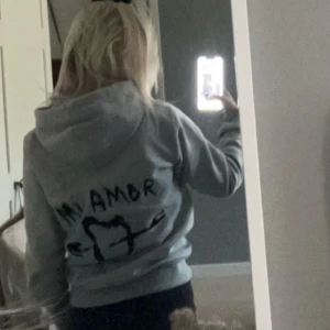 Mi Amor hoodie - Jätte fin hoodie i bra skick dels bra kvalitet , säljer pg av att den tyvärr inte kommer till användning 🤗