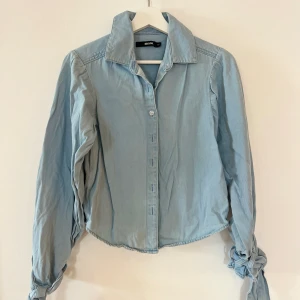 Deminskjorta - Skjorta i denimtyg med fina knytdetaljer i ärmarna 💙