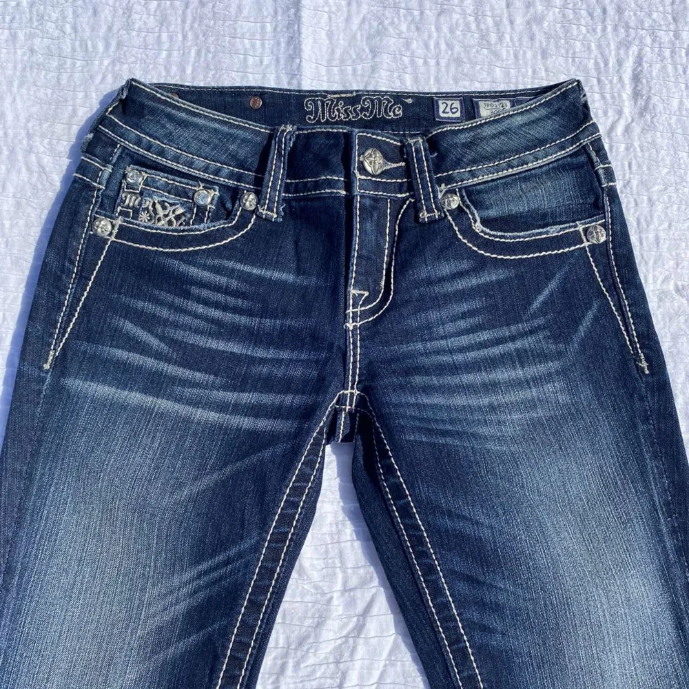 Helt nya lågmidjade bootcut miss me jeans i perfekt skick! Dom är i storlek 26. Hör gärna av er vid frågor eller för mer bilder💞                                                      🤍midjemått: 72cm🤍Benlägnd: 84cm      Gmail: trendigaklader@gmail.com. Jeans & Byxor.