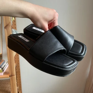 Sndker NAKD - Fina sommarskor, sandaler från NAKD ✨✨💕🦋  Använda fåtal gånger. Supernice  för sommarlov, Stockholmsstil, strandhäng ✨🥂  Storlek 38. Lite skavda i hörnen, se bild 3 🦐🪼