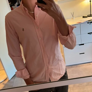 Schysst rosa raffe skjorta - Ralph Lauren skjorta i rosa, perfekt till våren och sommaren. Plagget är i nyskick (10/10).  Pris: 399