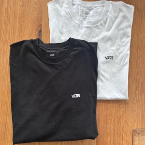 Svart och vit T-shirt  - 1 svart och 1 vit T-shirt från vans. DM om du endast vill ha en.   Rensar ur min garderob från en hel del oanvända kläder🌼 Om du ser något mer i min profil som du gillar så skickar jag med det till dig också!😊 