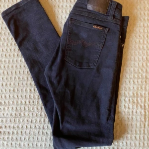Nudie jeans - 1 par nudie jeans och ett par tiger of sweden jeans i modellen ”evolve”. Båda sitter slim fit. De är i ett mycket bra skick och i storleken W30 L32. Båda  för 300kr! 200kr styck!