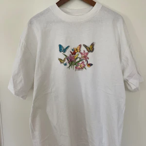 2000 Global Impressions - 2000 Global Impressions Butterflies and Flowers, sz XL. Små tecken på ålder i print men annars felfri, se bilder. 