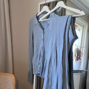 Snyggt set - Ett snyggt set från Nakd.  Aldrig använt.  Stl S i både byxa & topp.  300:-.