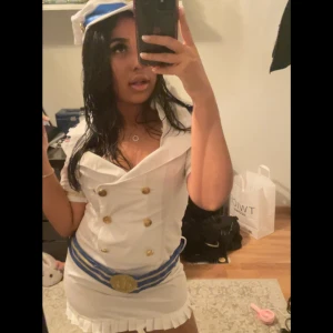 Seglarkostym - Endast använd en gång Allt ingår: klänningen, slipsen och hatten Skulle säga att den passar någon från XS-M. Köpt för 500.