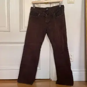 bruna jeans, köpta på humana men aldrig använda av mig! midjemått: 88 cm, 72 cm