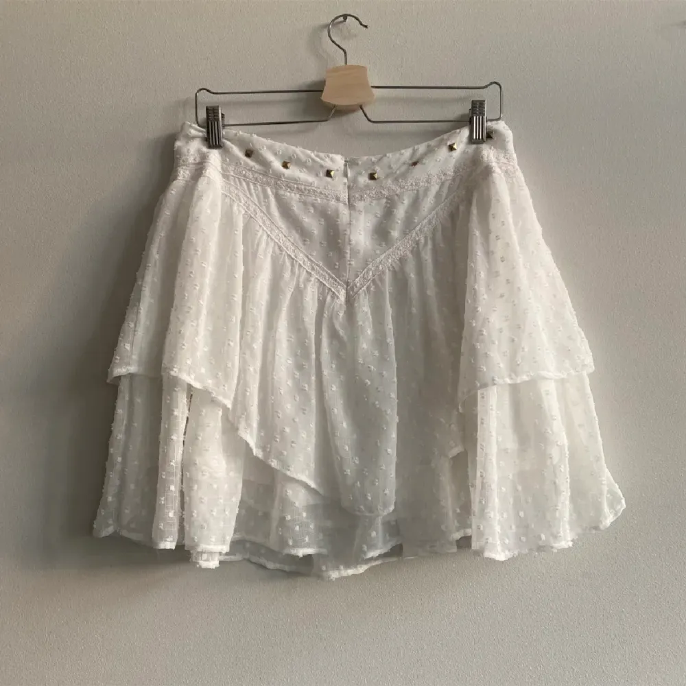 Säljer denna kjol från sofie schnoor, verkligen en jättefin kjol och köpte den här ifrån plick. Använd minst 2 gånger och är perfekt nu till sommaren osv. Är i strl M och köpte den för 200kr!💝. Kjolar.