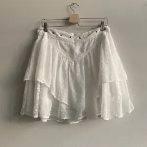 Säljer denna kjol från sofie schnoor, verkligen en jättefin kjol och köpte den här ifrån plick. Använd minst 2 gånger och är perfekt nu till sommaren osv. Är i strl M och köpte den för 200kr!💝