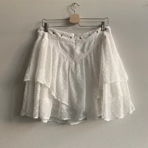 Volang kjol - Säljer denna kjol från sofie schnoor, verkligen en jättefin kjol och köpte den här ifrån plick. Använd minst 2 gånger och är perfekt nu till sommaren osv. Är i strl M och köpte den för 200kr!💝