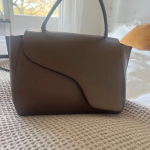 Atp väska - Intressekoll på finaste väska i färgen hazelnut. Används inte längre och säljer därav. Bandet har låsat på ena sidan men de borde kunna lösas på annat sätt. annars fin över armen. Utöver lite märken fint skick. Douchebag medkommer. Nypris 4800