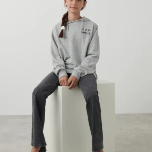 Gina Young hoodie  -  Säljer denna hoodie då den inte längre kommer till användning. Använd fåtal gånger och är i mycket fint skick. Köpt för 249kr. Priset går att diskutera. 