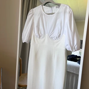 Vit klänning  - Vit klänning från ASOS. Aldrig använd.  Storlek 36.  Pris 200:-.