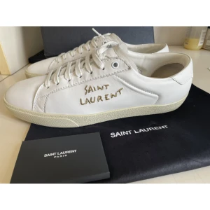 Saint Laurent SL/06 - Storlek 43,5 Inköpta på Vestiare hösten 2022 Både låda och dustbag finns kvar Pris kan diskuteras vid snabb affär