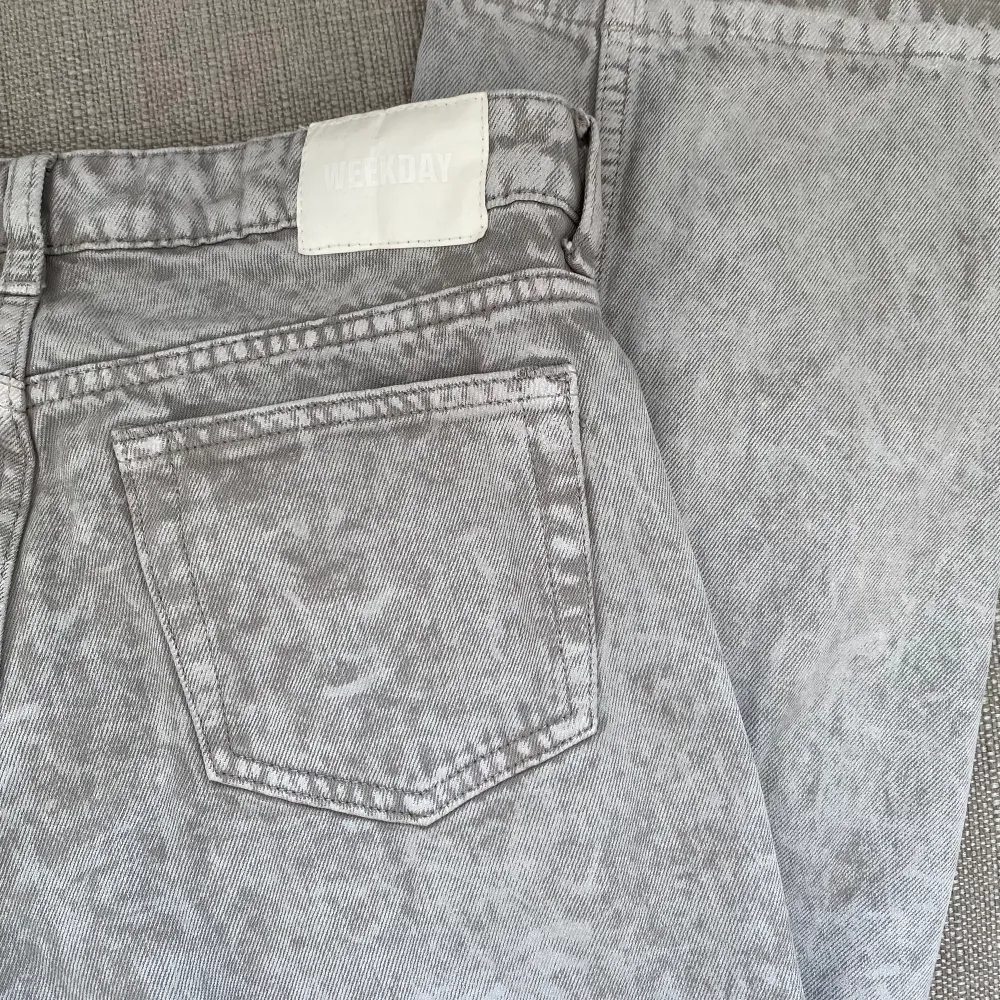 Gråa jeans från Weekday i modellen Arrow low straight. Tagit ner follen där nere för att få mer längd så passar mer som 31/32 läng.  Använt 2-3 gånger💕🌸. Jeans & Byxor.