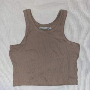 Cropped tank top that’s never been worn.