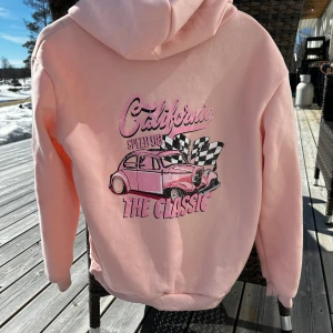 Hoddie med tryck på ryggen  - Hej! Jag säljer min hoddie med ett fint tryck på ryggen. Storlek S 