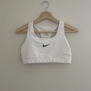 Sport BH NIKE - Sport-bh från NIKE. använd ett fåtal gånger. Passar s-m