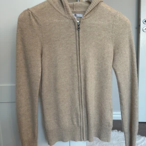 Cashmere tröja - En snygg äkta cashmere tröja som är köpt på plick, säljer pågrund av att den inte sitter snyggt på mig, inga defekter och är sparsamt andvänd💓💓 skriv vid frågor 💗