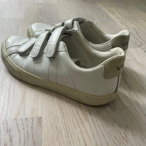 Veja sneakers  - Ett par snygga Veja sneakers med kardborreband. Storlek 37, något slitna(se bilder) men inget överdrivet märkbart. Pris kan diskuteras:) 