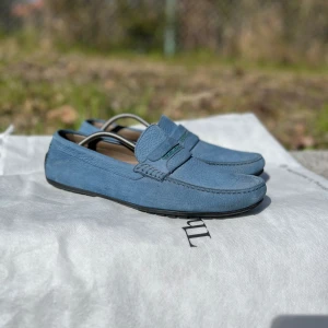 Dolce&Gabbana loafers - Tja! Nu säljer vi dess feta loafers från dolce gabbana som är perfekt inför sommaren☀️👟skick 10/10 använda en gång✅skriv till oss vi funderingar osv.💛