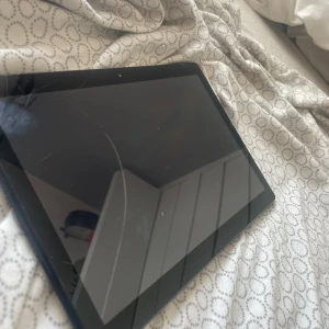 Lenovo Tab M10 - Säljer denna Lenovo Tab M10 då jag inte har användning för den. Laddare och Plattan medföljer i priset. Nypris är 1800