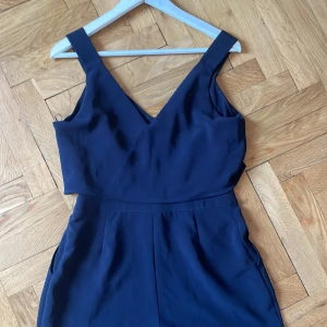 Byxdress zara - Marinblå byxdress från zara. Som ny. Straightleg, med dragkedja i bak. Sitter väldigt smickrande på. 