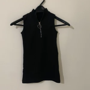 Fin svart tröja med kedja. - Väldigt fin för sommar, är i väldigt god skick. Längden är runt 55 centimeter. Köp nu<3