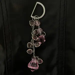 Ett rosa smycke som passar jättebra att sätta på väskan! 