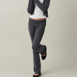 Knitted Yoga Pants - Säljer dessa byxor i st. 170 från Gina. Passar mig som har XSS/XS/S. Endast använd fåtal gånger och som nya! Jättefin passform verkligen och går att matcha till allt, gör alla dina toppar till en 10/10 outfit :)) 🩶🩶🩶