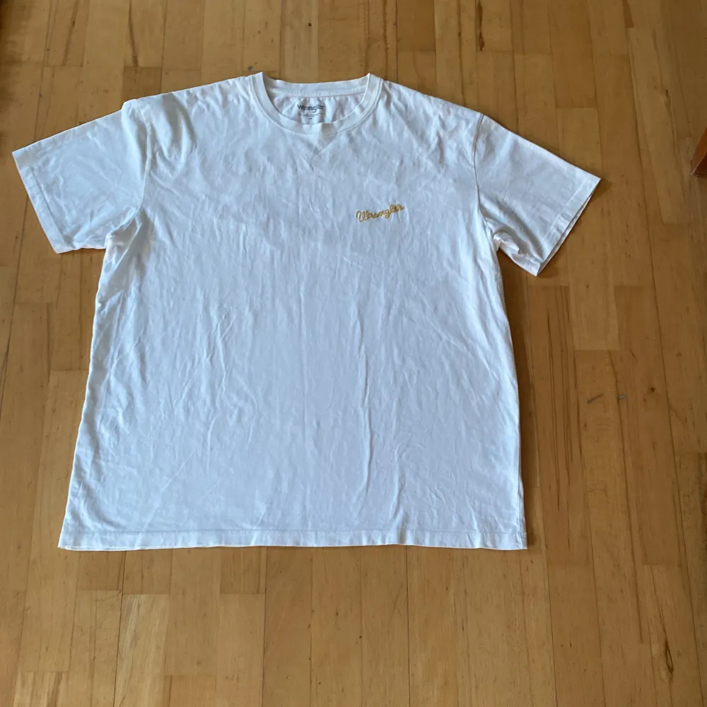 Medium t-shirt. Wrangler. 100% cotton.. T-shirts.
