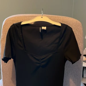 Kort Svart Klänning - Söt klänning från H&M, nyskick då jag bara använt den 1-2 ggr. Strl XS. 150kr + ev. frakt