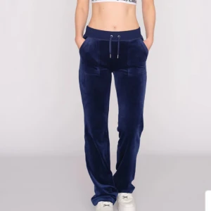 Mörkblå jucy couture  - Bra skick inga skador eller liknande. Vill få sålt så kan gå ner i priset.💗