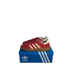 Adidas Handball Spezial ’Preloved Red Gum’ - Helt nya / DSWT  Storlek: 38 / US: 5.5  Pris: 1349kr  Skicka DM vid frågor eller fler bilder.