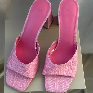 Helt oanvänd rosa sandal från H&M i 9 cm bred klack! Väldigt skön, dock lite liten för mig.  