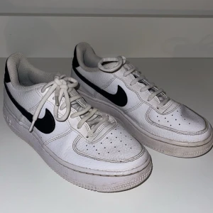 Nike air force 1 - Säljer dessa skorna som inte kommer till användning längre. De har används en del och snörena på skorna har ersätts, därav priset💗Nypris: 1450kr