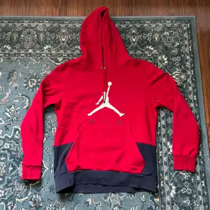 Röd Jordan hoodie i storlek Large, okej skick då den har ett litet hål på ryggen.