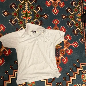 Ralph lauren pike  - Säljer en raffe piké storlek m i young Size passar typ till folk som är runt 163 till 171… pikén är i ljusblått 