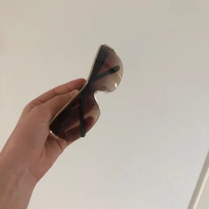 Y2K glasögon - Skit snygga Y2K glasögon, säljs då dom inte andvänds mer! Märket är lite oklart men vid intresse kan det kollas upp! Pris kan diskuteras, fler bilder vid intresse!!❤️