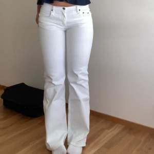 Supersnygga vita bootcut jeans från Tommy hilfigher, nyskick då de tyvärr aldrig kommit till användning💓