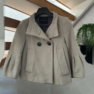 Trekvartsärmad kappa - Superfin trekvartsärmad kappa från zara i bra skick! 🌸