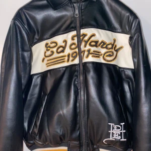Ed Hardy Jacka - Säljer en fet Ed Hardy skinjacka!!🔥 Köpt på Urban outfitters för 1300kr Inga flaws alls, är använd ett fåtal gånger