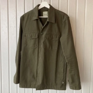Grön overshirt  - Knappt använd köpt för 1400