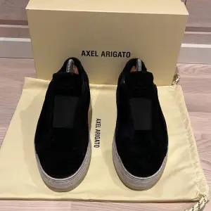Hej! Säljer nu dessa extremt snygga skorna av märket Arigato! Skorna är i ett fint skick förutom 2 små omärkbara defekter på högra skon och att dom är något slipade. Ny impregnerade✅, allt medföljer, passar till allt och perfekta till sommaren! Mvh