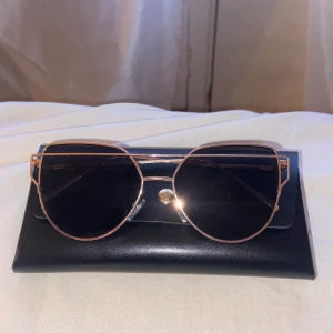 Solglasögon  - Jätte fina guldfärgade solglasögon! Använt fåtal gånger, inga defekter.