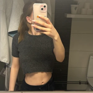 Kortärmad stickad tröja  - Tröjan är i bra skick och använd fåtal gånger. En fin stickad tröja som är fin till vardags.