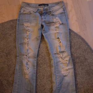 Lågmidjade bootcut  jeans  -   !!HAR JÄTTE MÅNGA SOM SKRIVER!! hinner inte svara alla. Har tyvärr inget måttband så kan inte skriva ut mått😭Först till kvarn, använd köp nu❤️