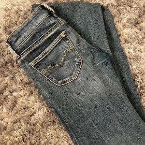 Lågmidjade jeans  - Jätte lågmidjade jeans från diesel. Strl 24/25. De är strl 25 men skulle säga att de passar 24 lika bra 