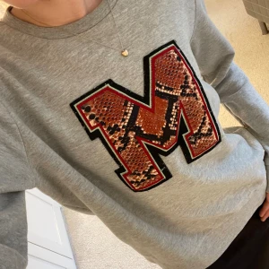 Grå sweatshirt  - Sweatshirt från Scotch&Soda med rött orm mönster på! Säljer då den inte längre kommer till användning tyvärr❤️‍🔥
