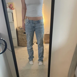 Low waist jeans - säljer mina supersnygga lågmidjade jeans från pull and bear då de är för stora för mig. jag har användt de en del men inga skador, liten i storleken.